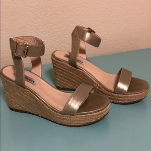 Steve Madden - Size 8 gold metallic wedge